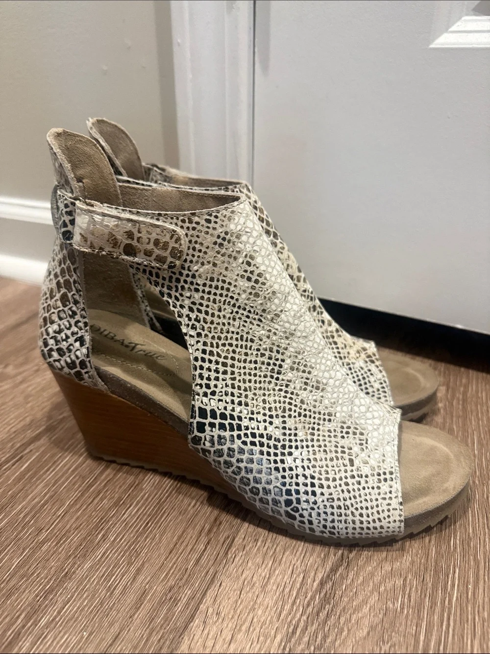 Women’s Snake-Print Wedge Sandals in Cream Size 10 NWOT